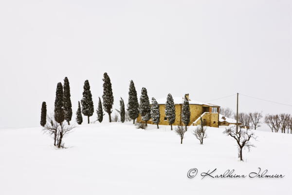 Zypressen (Cupressus) und Bauernhaus bei Pienza, verschneite Landschaft, Toskana