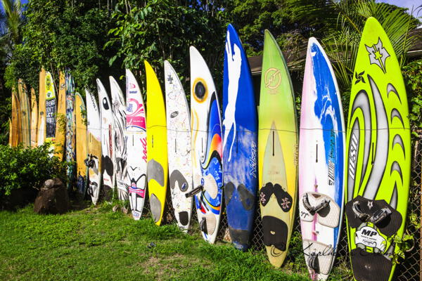 Dekorative Surfbretter am Hoʻokipa Beach Park, Maui, Hawaii
