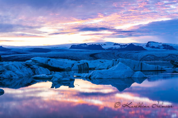 Eisberge in der Gletscherlagune des Gletschers Vatnajökull, Jökulsarlon, Südisland, Island