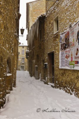 Verschneite Straße in Pienza, Toskana