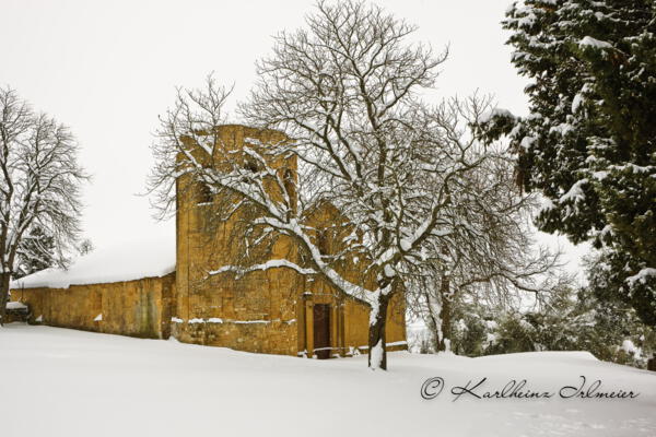 Kapelle bei Pienza, verschneite Landschaft, Toskana