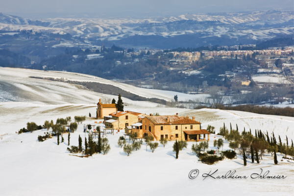 Landhaus, Asciano, verschneite Landschaft, Toskana